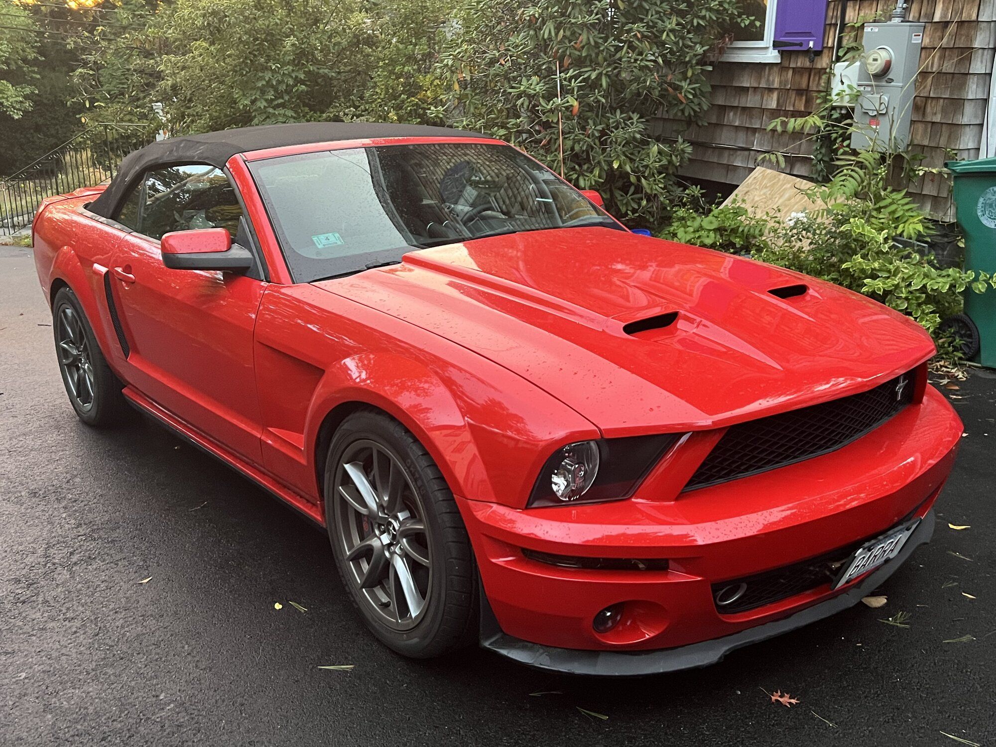 2005 Mustang
V6  (Hellboy)